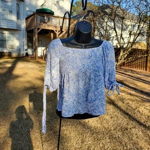 🎁Blue and white floral top